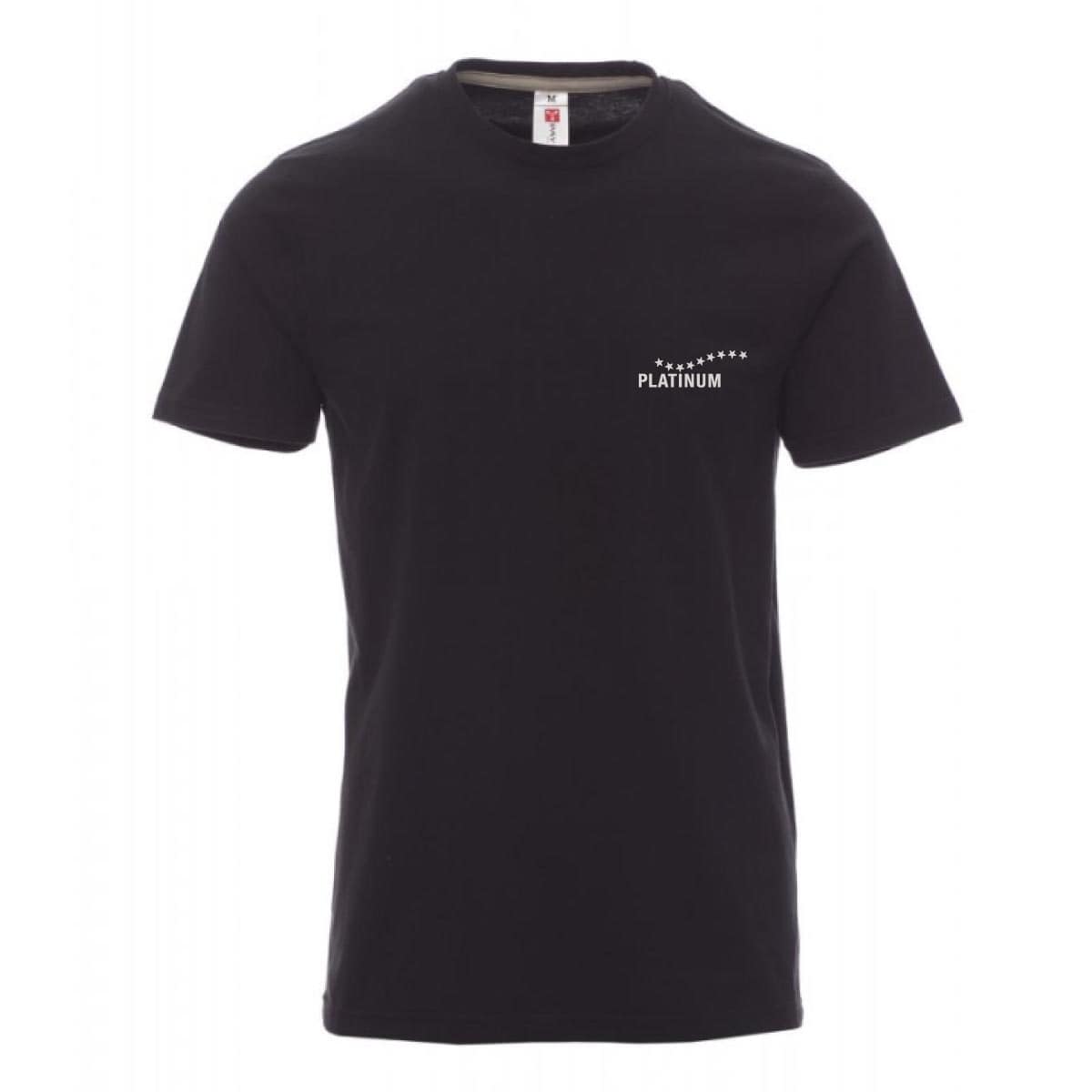 Ekskluzivna moška majica PLATINUM v črni barvi s kratkimi rokami, belim logotipom in zvezdami na levi strani. Izdelana iz 100 % bombaža, s klasičnim krojem in okroglim ovratnikom. Tvoja nagrada za zvestobo!.