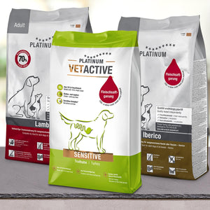 Tri vrečke PLATINUM Paket različnih okusov Suhe Hrane za Pse stojijo skupaj, vsaka prikazuje ilustriranega psa in poudarja naravne sestavine v okusih Sensitive Turkey, Lamb in Iberico.